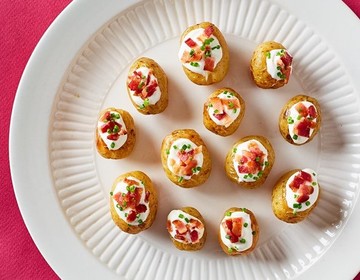 Mini Baked Potatoes with Sour Cream, Chive & Bacon 